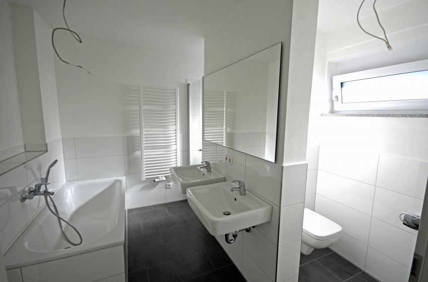 Bad mit Wanne und Dusche Penthousewohnung Holzkirchen